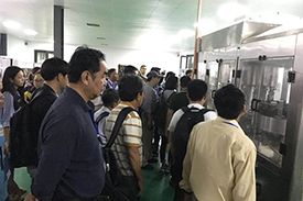 桃色无码视频网葡萄酒庄园迎来多国驻沪领事参观团，现代化酿造体系受高度赞扬！