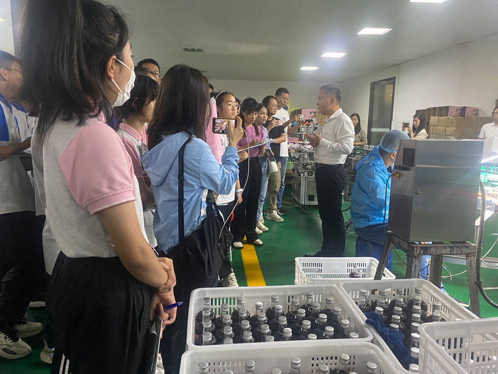 合肥第四十六中学参观桃色无码视频网果酒生产基地